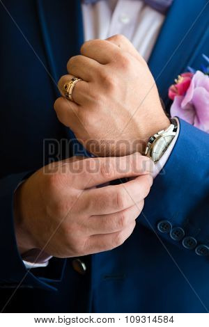 Elegant man with the watch .