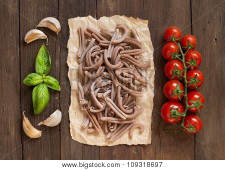 Whole Spelt Pasta, Tomatoes, Garlic And Basil