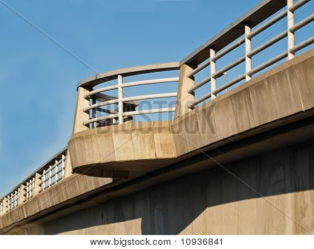Puente alto bajo cielo azul