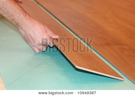 lavoratore l'installazione di nuovi pavimenti in laminato