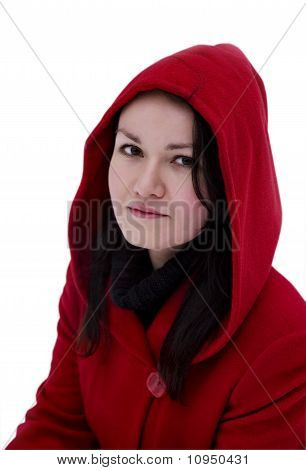 Ragazza nel cappotto rosso su sfondo bianco