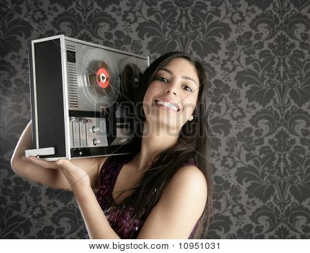 Retro öppen rulle bandspelare vacker brunett Dj