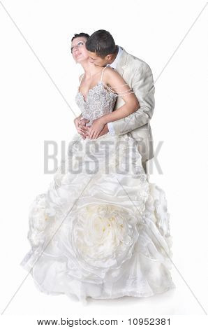 Isolated On White ist Bräutigam seine Braut küssen, auf einen Hals