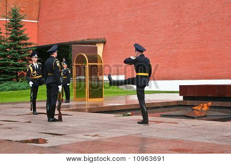 Moskova, Rusya - Haziran 7: Değişim Muhafızlar, 7 Haziran 2010 tarihinde Moskova'da Eternal Flame yazı.
