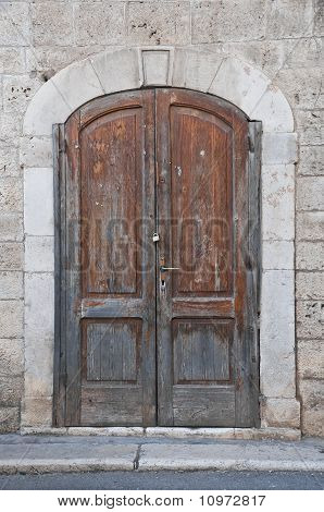 Porta in legno.