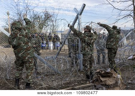 The Army Of F.y.r. Of Macedonia Continues The Fence Construction At The Greek - Fyrom Border To Stop