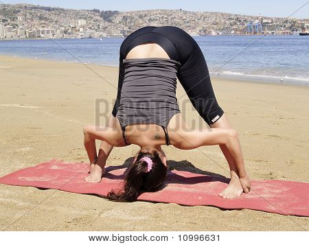 Bikram Yoga Dandayamana Bibhaktapada Pashimottanasana Pose