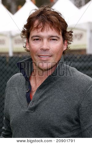 LOS ANGELES - JUN 12: Clay Walker na 22 roční 'Čas pro Heroes' Celebrity piknik na