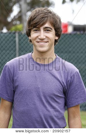 LOS ANGELES - JUN 12: Vincent Martella přijíždí v 22 roční 'Čas pro Heroes' Celebrity Picn