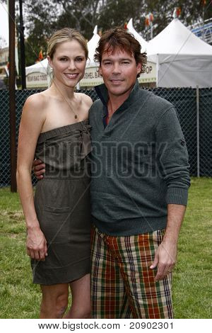 LOS ANGELES - JUN 12: Clay Walker, manželka Jessica na 22 roční 'Čas pro Heroes' Celeb