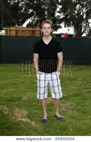 LOS ANGELES - kesä 12: Jason Dolley saapuu kahdeskymmenestoinen vuotuinen Time for Heroes Celebrity piknik