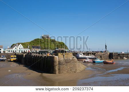 ILFRACOMBE, DEVON, ENGLAND, UK-MAY 8TH 2017: Beautiful spring sunshine and clear blue skies were enjoyed by visitors to Ilfracombe harbour, Devon, on Monday 8th May 2017