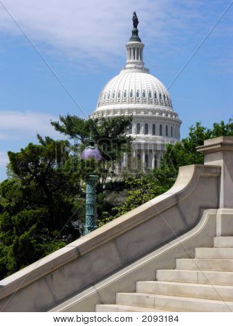 Capitol com escadas em primeiro plano