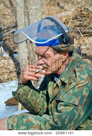 Arbeiter Rauchen im Wald