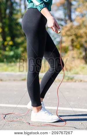 Photo beautiful sexy legs of sport girl with jumping rope