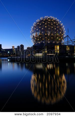 Geodéziai Dome, a tudományos világban, Vancouver éjszakai jelenet