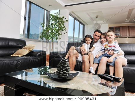 felice giovane famiglia relax e divertimento a indooor casa moderna