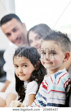 felice giovane famiglia relax e divertimento a indooor casa moderna