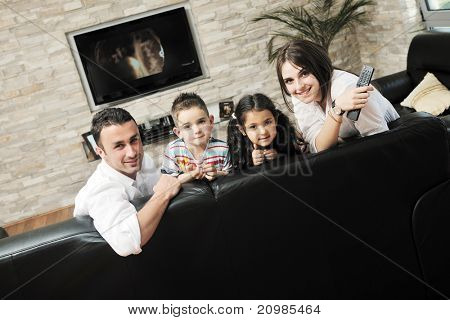 felice giovane famiglia relax e divertimento a indooor casa moderna