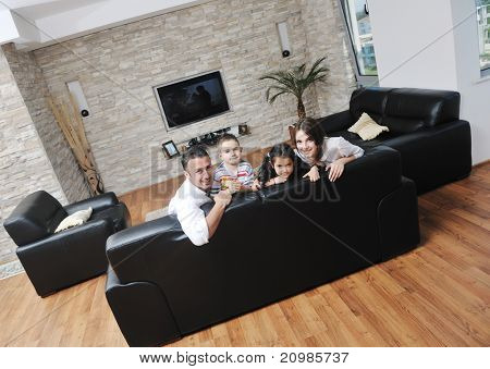 felice giovane famiglia relax e divertimento a indooor casa moderna