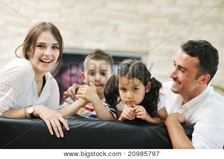 felice giovane famiglia relax e divertimento a indooor casa moderna