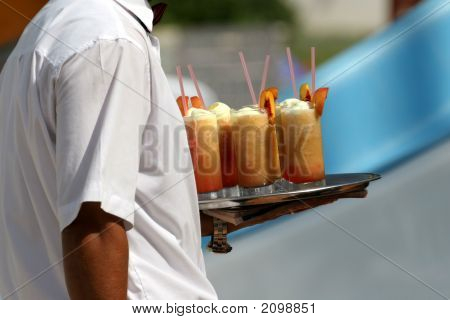 Cameriere con cocktail di frutta
