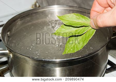 The pot of boiling water, which omit the Bay leaves, give the dish a savory aroma and taste.