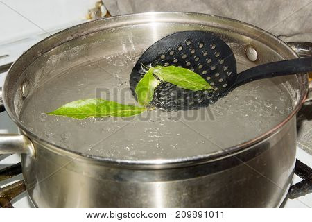 The pot of boiling water, which omit the Bay leaves, give the dish a savory aroma and taste.