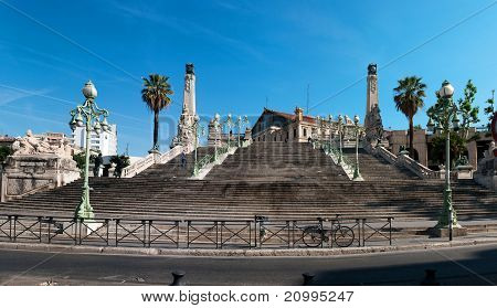Panorama di stairway to Saint Charles stazione ferroviaria a Marsiglia