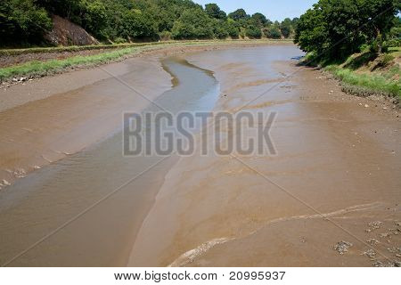 Fondo viscido e poco profondo fiume