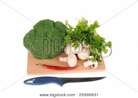 Cogumelos Brocolli pimenta sobre a placa de corte isolada no fundo branco