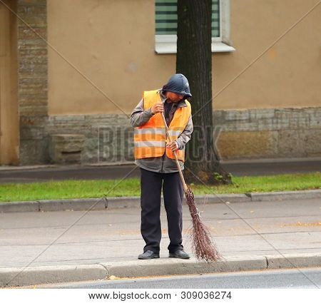 The Janitor With A Broom Prospekt Stachek Saint Petersburg Russia August 2017