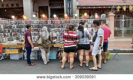 Melaka, Malaysia - 25 Jun, 2019: People Enjoy The Local Food At Night Market Located In Jonker Stree
