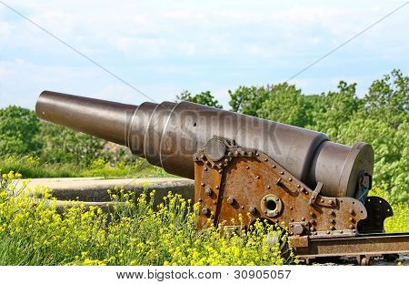 ปืนรัสเซียเก่าใน Suomenlinna Sveaborg เฮลซิงกิฟินแลนด์