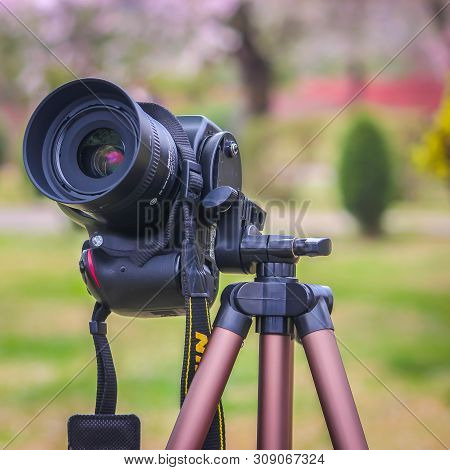 Srinagar, Jammu And Kashmir, India- Dated: June 15, 2019: A Nikon D3200 Dslr Camera Mounted On An Al