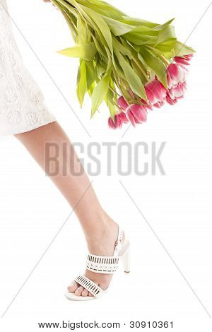 Flores e pernas de mulher