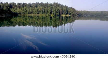 largo profondo lago con foresta