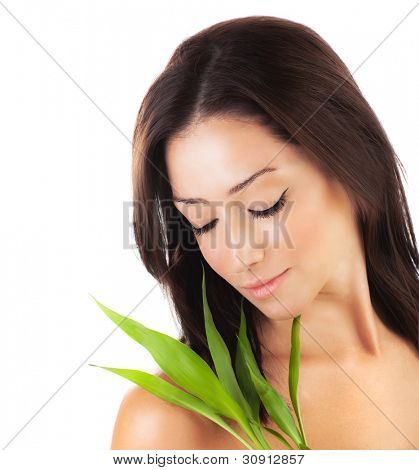 Frisk kvinna avkopplande spa, sensuella kvinnliga porträtt med färska blad, unga damen med spri