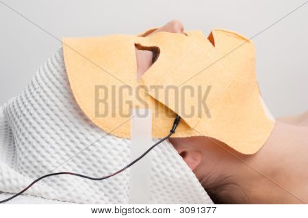 Serie di cura del corpo. Maschera facciale elettroforesi procedura