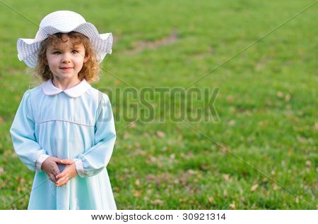 Niedlichen Kleinkind in blau Ostern Kleid