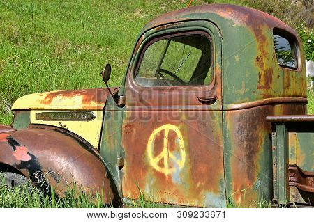 Rochford, Spouth Dakota, June 24, 2019: The Old Rusty Truck With A Peace Sign Is A Gmc, General Moto