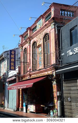 Melaka, Malaysia - 25 Jun, 2019: Restaurant Famosa Chicken Rice Ball Located Along Jonker Street, Me