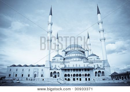 Kocatepe moske i Ankara, Tyrkiet - split tonet