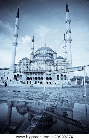 Kocatepe moske i Ankara, Tyrkiet - split tonet