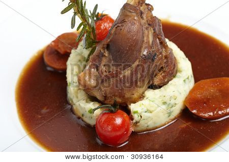Codillo asado de cerdo con salsa