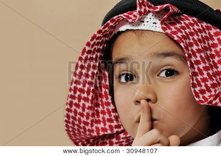 Aranyos Arab gyerek mondás Psszt, csendet kérek