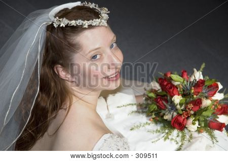 Sposa guardando sopra la spalla