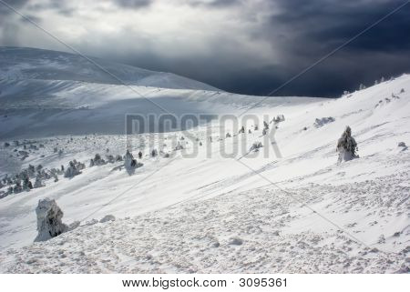 Berggipfel Lanscape gegen Schneesturm