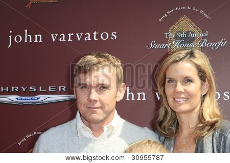 LOS ANGELES - 11 de MAR: Ricky Schroder; esposa llega a la novena anual John Varvatos Stuart House Bene