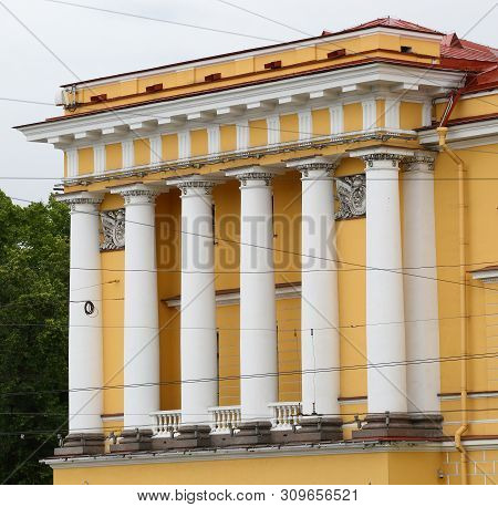 The Columns Of The Admiralty Dvortsovy Travel Saint Petersburg Russia July 2017